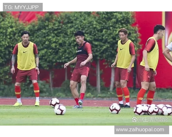 足球明星与儿子同场竞技父子默契瞬间引发全场瞩目